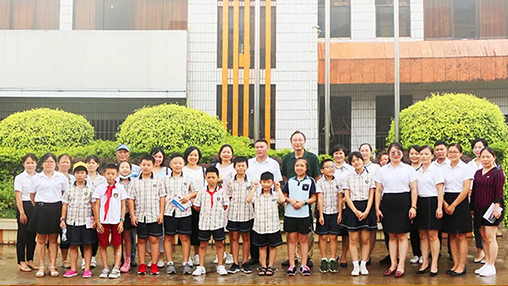 《南國早報》小記者團(tuán)走進(jìn)百裕集團(tuán)生產(chǎn)中心，探訪“學(xué)生裝”奧秘