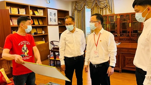 惠安縣委常委、組織部部長(zhǎng)洪亞清蒞臨百裕集團(tuán)研發(fā)中心調(diào)研指導(dǎo)工作